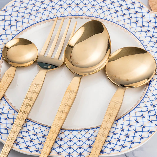 Elegant cutlery set in gold finish