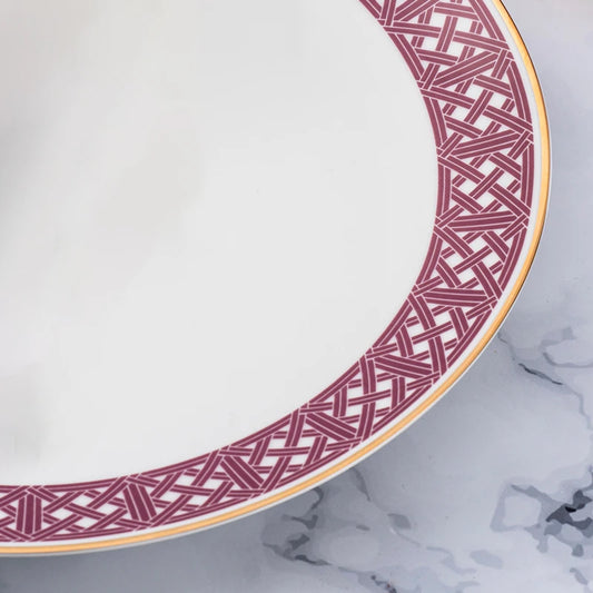 DInner plate with intricate pattern & gold rim 