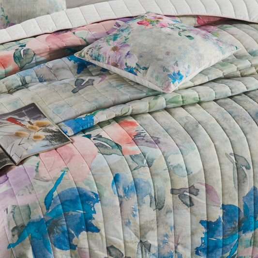 Close view of Floral quilt on bed