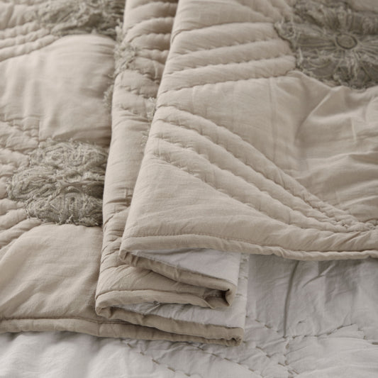 Soft and cozy bedspread for bed