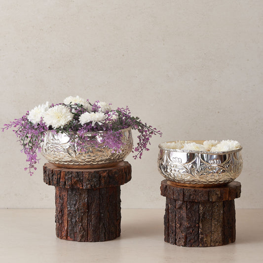 Urli bowl set on wooden bark