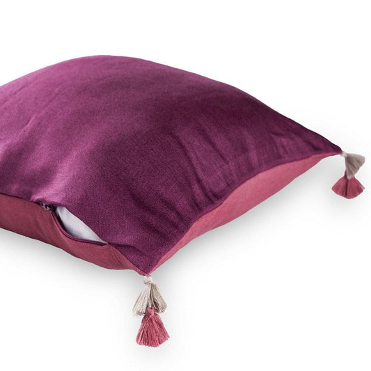 Throw pillow with zip in magenta color